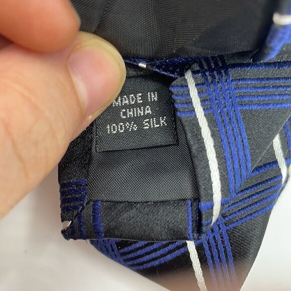 Black and blue 100% silk necktie - Picture 3 of 5